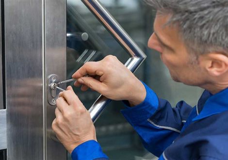Cerrajero urgente trabajando en una cerradura en El Masnou
